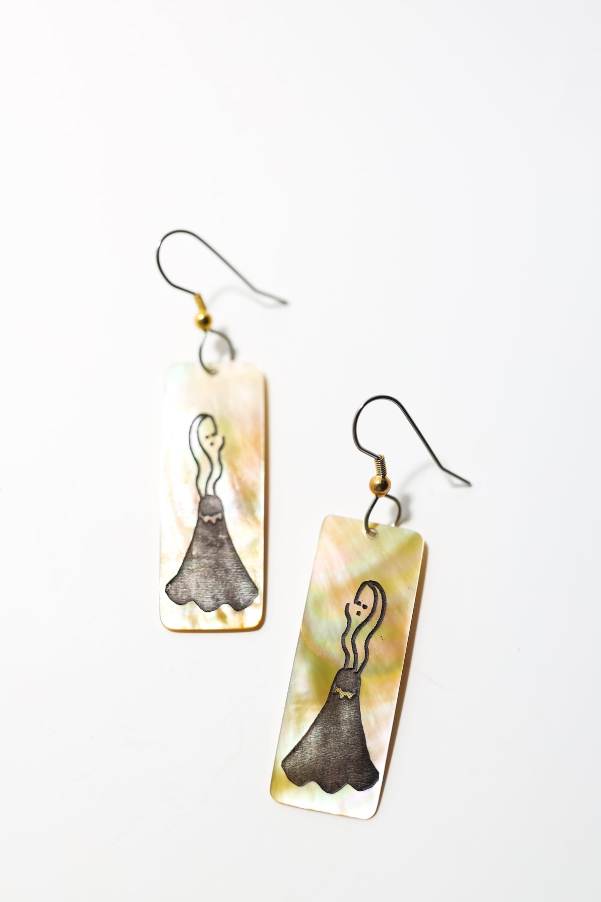 Kaha Mother of Pearl Earrings Nui