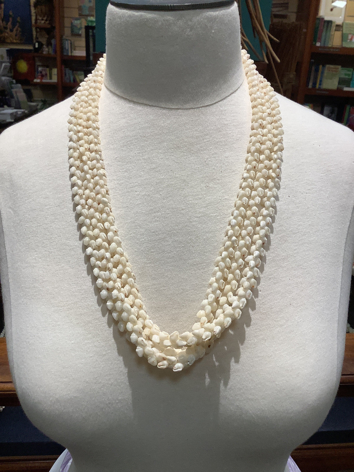 Lei Momi Keokeo 3 Strand Pikake 28"